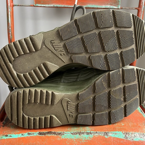 Nike Tanjun Sneaker High Rise Boots Size 8 Women’s Olive Green - Picture 2 of 3